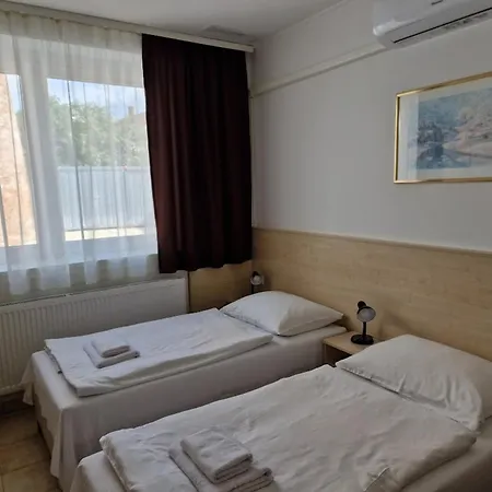 Lencses Apartmanhaz 3* ショプロン