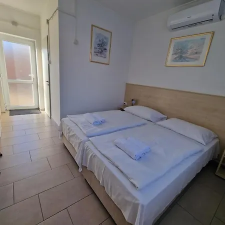 Lencses Apartmanhaz شقة فندقية شوبرون
