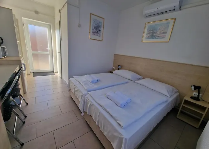 Lencses Apartmanhaz شقة فندقية شوبرون